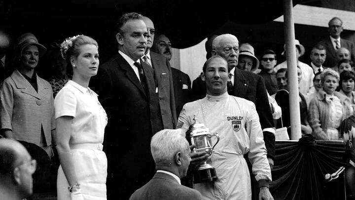 En 1960, la princesse Grace et le prince Rainier de Monaco rendent hommage au vainqueur, l’Anglais Stirling Moss.