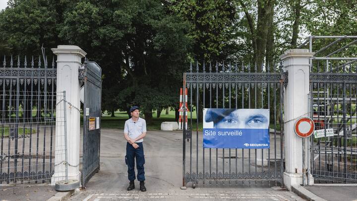 GenÃ¨ve, 8 juin 2021. Le Parc de la Grange est fermÃ© jusqu'au 18 juin. 10 kilomÃ¨tres de barriÃ¨re ont Ã©tÃ© installÃ©es par la protection civile. Le parc voisin des Eaux-vives et son restaurant sont encore ouverts. Â© Niels Ackermann