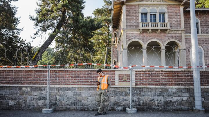 GenÃ¨ve, 11 juin 2021. PrÃ©paratifs pour le Sommet de GenÃ¨ve. La protection civile genevoise installe des barbelÃ©s sur tout le pourtour du parc de la Grange puis celui des eaux vives. Â© Niels Ackermann / Lundi13