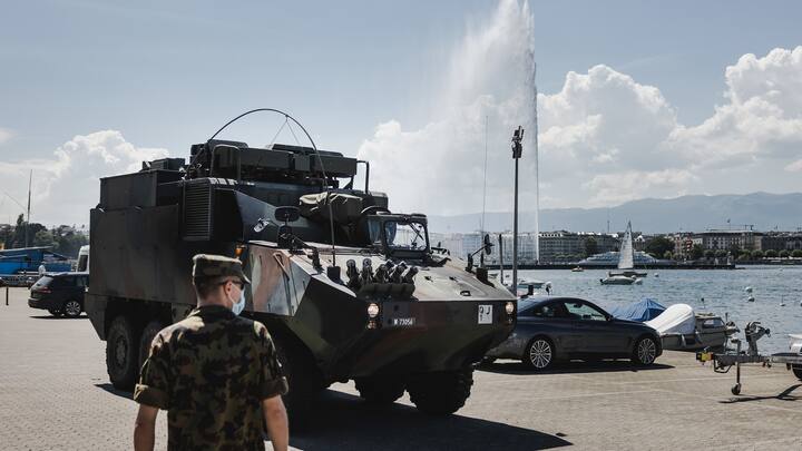 GenÃ¨ve, 11 juin 2021. Aux abords du parc de la Grange, l'armÃ©e dÃ©ploie diffÃ©rents vÃ©hicules de communication et de dÃ©tection. Â© Niels Ackermann / Lundi13