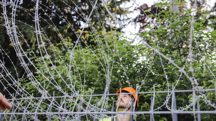 GenÃ¨ve, 11 juin 2021. PrÃ©paratifs pour le Sommet de GenÃ¨ve. La protection civile genevoise installe des barbelÃ©s sur tout le pourtour du parc de la Grange puis celui des eaux vives. Â© Niels Ackermann / Lundi13