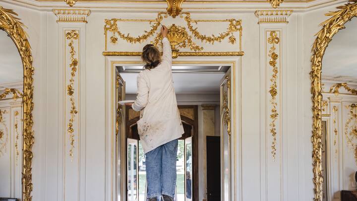 GenÃ¨ve, 11 juin 2021. Federica Bozzini Orth rÃ©nove diffÃ©rents Ã©lÃ©ments peint de la dÃ©coration de la villa. Visite pour la presse du Parc de la Grange et de sa Villa qui accueillera la rencontre entre Joe Biden et Vladimir Poutine. Â© Niels Ackermann / Lundi13