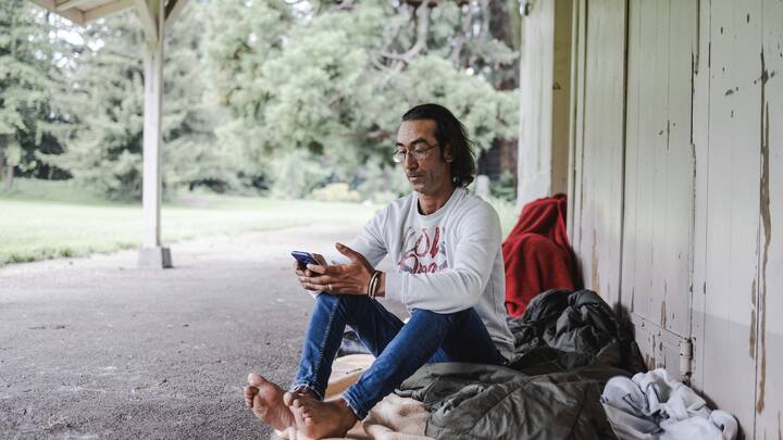 GenÃ¨ve, 9 juin 2021. Ali Tali, venu d'AlgÃ©rie dormait dans le parc des Eaux Vives aprÃ¨s avoir Ã©tÃ© chassÃ© du parc de la Grange lors de sa fermeture. Contrairement Ã  son voisin Lamine, il n'est pas contre l'idÃ©e d'avoir un lieu protÃ©gÃ© oÃ¹ dormir.PrÃ©paratifs pour le Sommet de GenÃ¨ve. Le Parc de la Grange et son pourtour sont nettoyÃ©s, sÃ©curisÃ©s et les chemin d'accÃ¨s y sont rÃ©novÃ©s en urgence. Â© Niels Ackermann / Lundi13