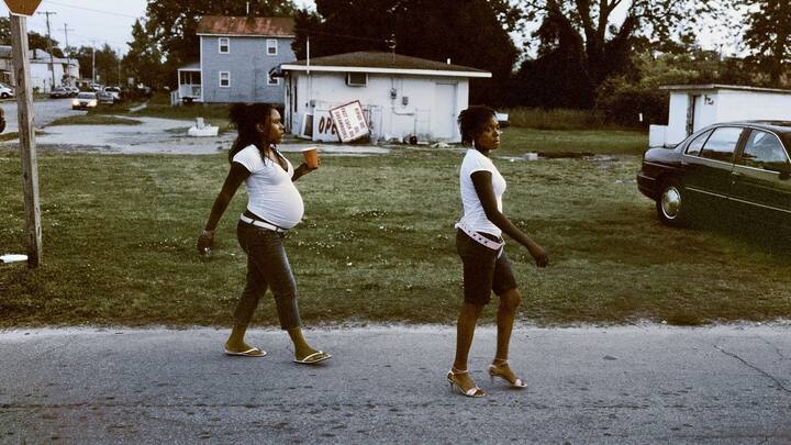 jeune femme enceinte avec un gobelet rouge - photo de Graffenried