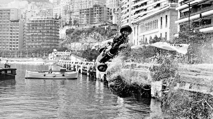 Pour le film «Grand Prix» (1966), l’envol spectaculaire, mais sans conséquence grave, de Paul Hawkins dans le bassin du port, en 1965, a été reconstitué.
