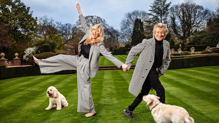 Le musicien écossais Rod Stewart et sa compagne Penny Lancaster dans le jardin de leur manoir avec leurs chiens Bubbles et Lily