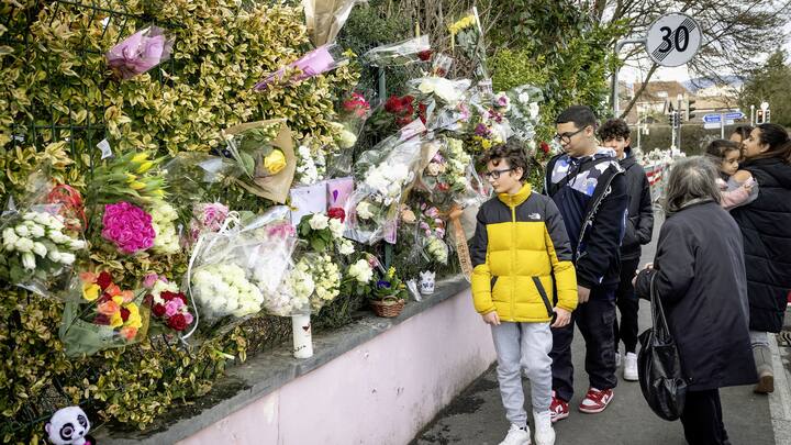 Les Yverdonnois viennent rendre hommage aux disparues.