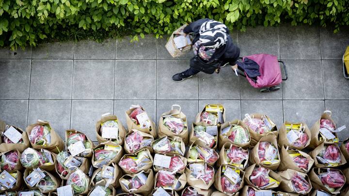 Les bénéficiaires passent tôt le matin afin d’être sûrs d’avoir un ticket pour recevoir leurs sacs contenant quelques produits frais et secs.