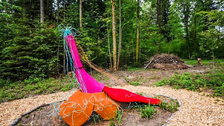 Une vue de l'oeuvre "Eruption" de l'artiste Andrea Dora Wolfskaempf lors de l'exposition "L'art au fil du Talent" de l'Espace culturel d'Assens a l'occasion d'un parcours de sculptures et d'installations le long des berges du Talent et dans la foret avoisinante le jeudi 18 mai 2023 a Assens dans le canton de Vaud.