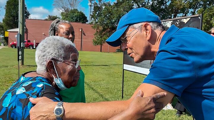 Le photographe von Graffenried et une habitante de New Bern. «Je veux mettre les gens de la ville au centre de mes photos.»