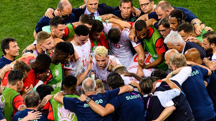  France-Suisse à Bucarest, 28 juin 2021. Fin du temps réglementaire. Cheveux décolorés, Xhaka motive les troupes.