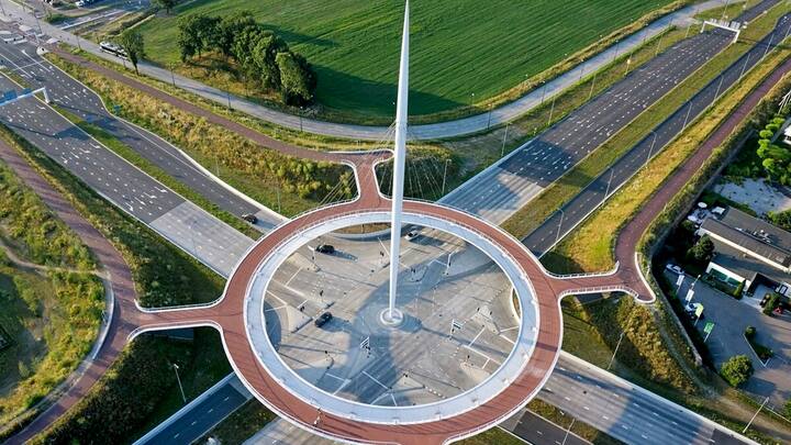 Le Hovenring, immense rond-point pour vélos et piétons qui surplombe un nœud routier, aux Pays-Bas, près d'Eindhoven