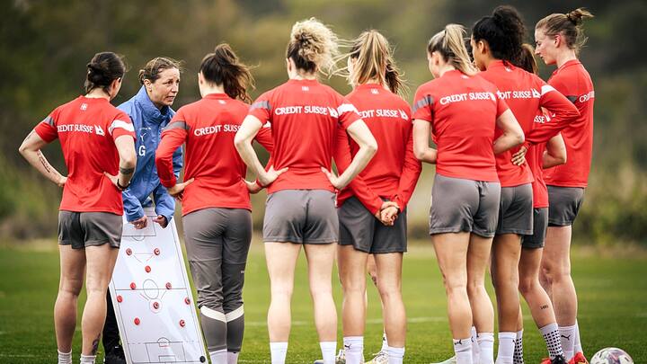 La nouvelle séléctionneuse de l'équipe suisse féminine de football, Inka Grings, entraine ses joueuses lors d'un camp de préparation, quelques mois avant la coupe du monde féminine.