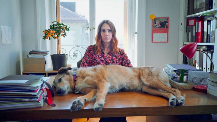 La comédienne franco-suisse Laetitia Dosch avec le chien-acteur Kodi, star de son premier film en tant que réalisatrice «Le procès du chien»