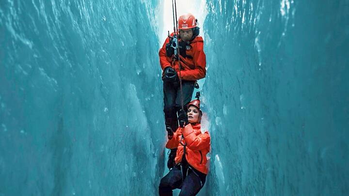 Liv von Boetticher dans une crevasse pour les besoins de l'enquête sur KEH
