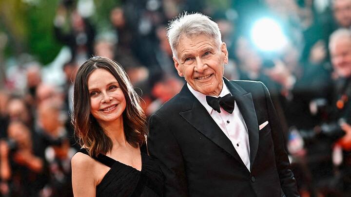 L'acteur américain Harrison Ford arrive avec sa femme Calista Flockhart pour la projection du film "Indiana Jones et le cadran du destin" lors de la 76e édition du Festival de Cannes à Cannes, dans le sud de la France, le 18 mai 2023.