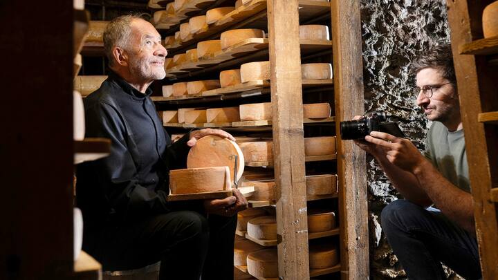 Claude Luisier, affineur de fromage, tournant une séquence TikTok