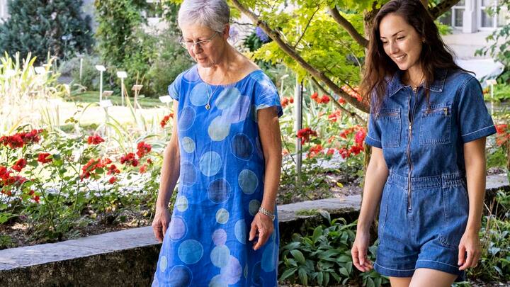 Elisa Shua Dusapin et son ancienne prof de français Dominique Blétry se promenant dans un jardin botanique