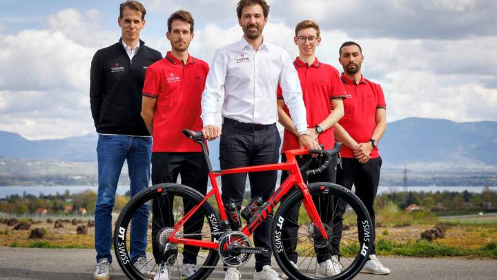 Fabian Cancellara présente l’équipe Tudor entouré de Raphael Meyer (CEO), Sébastien Reichenbach, Yannis Voisard et Sylvain Blanquefort (dir. sportif) en avril 2023