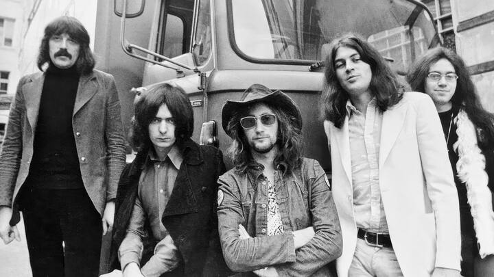 Le groupe de rock Deep Purple en 1971 devant le Mobile Studio des Rolling Stones