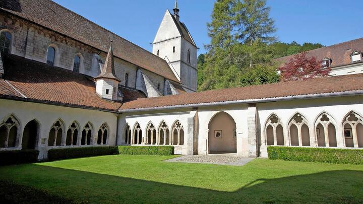 La collégiale de Saint-Ursanne et son cloître.