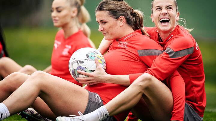 La joueuse du FC Barcelonne Ana-Maria Crnogorcevic, droite, et Rachel Rinast (gauche) de l'équipe suisse féminine de football lors d'un camp de préparation, quelques mois avant la coupe du monde féminine.
