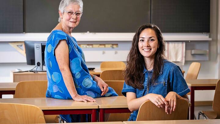 Elisa Shua Dusapin et son ancienne prof de français Dominique Blétry dans une salle de cours du Lycée cantonal de Porrentruy