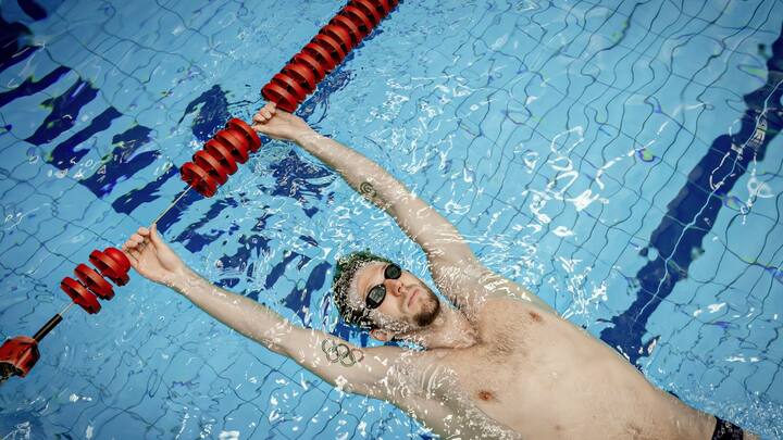 Jérémy Desplanches s'entraînant à la piscine des Vernets début décembre 2023
