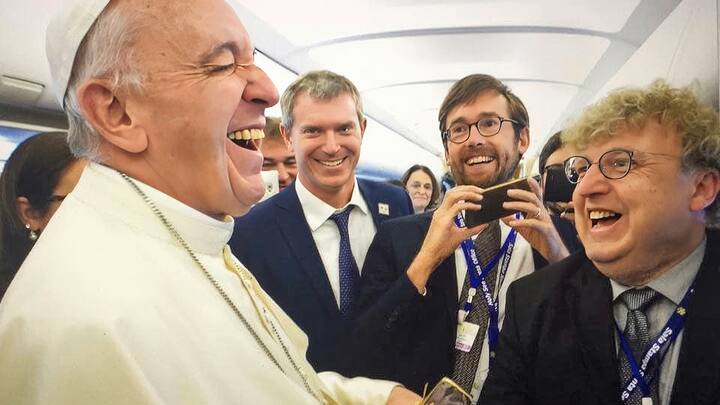Arnaud Bédat en 2018 dans l'avion papal avec le pape François