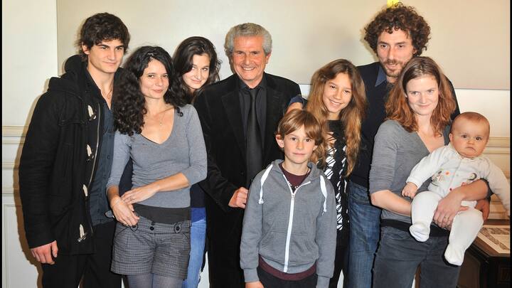 Claude Lelouch en 2010, entouré d’une partie de ses enfants et petits-enfants