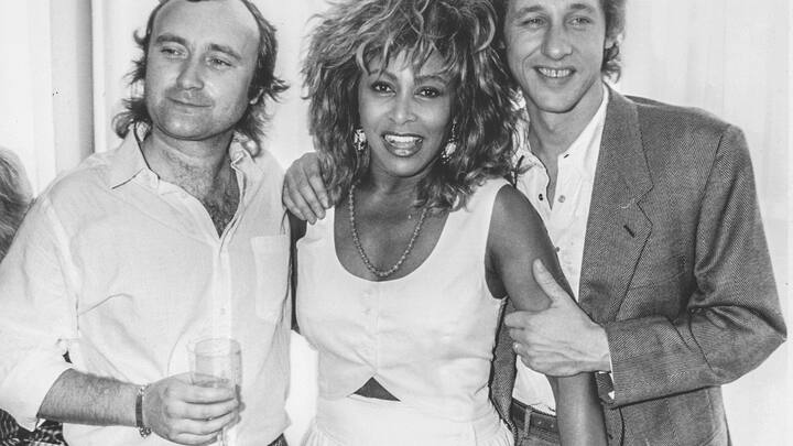 Les musiciens Phil Collins, Tina Turner et Mark Knopfler lors d'un événement en l'honneur de la princesse Michael de Kent, en Angleterre, le 8 juillet 1986.