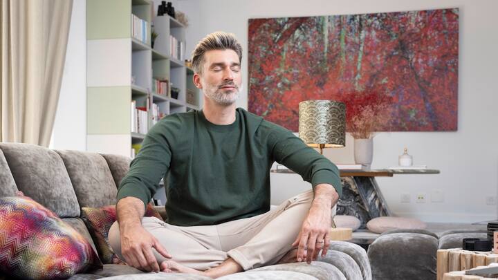L'ex-mannequin Lionel Clrec chez lui à Pully, pratique parfois la méditation