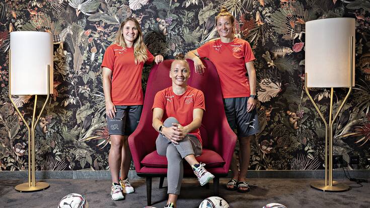 Die Schweizer Nationalspielerinnen vlnr. Sandrine Mauron , GaÃ«lle Thalmann und Sandy Maendly , aufgenommen am 14. Juni 2022 in PfÃ¤ffikon. Â© Michele Limina
