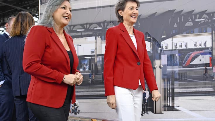 La Conseillere federale Simonetta Sommaruga, centre, parle avec la conseillere d'Etat du canton de Vaud Nuria Gorrite, gauche, devant une photographie geante representant la gare renovee lors du premier coup de pioche du chantier de la gare CFF de Lausanne, projet Leman 2030, ce mardi 29 juin 2021 a Lausanne. (KEYSTONE/Laurent Gillieron) HAUTES DEF