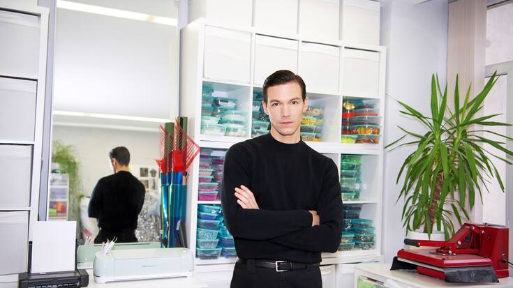 Kevin Germanier dans son atelier à Paris