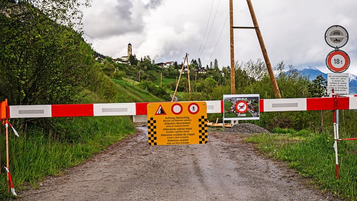 Depuis le vendredi 12 mai à 18 heures, les 84 habitants permanents de Brienz ont dû quitter leur maison ou chalet. Et il est rigoureusement interdit de pénétrer dans une large zone tout autour du village de Bienz