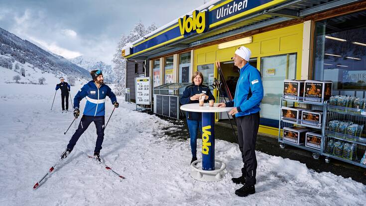 In der Mittagspause geniesst die Volg-Ladenleiterin einen Spaziergang durch das frisch verschneite Dorf.