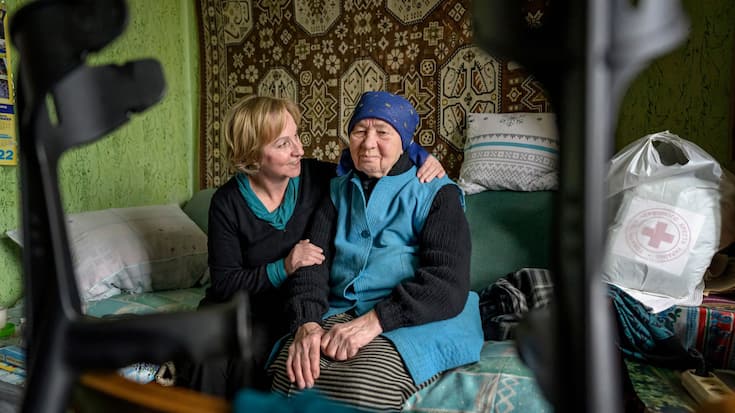 Lydia Negid, 56 ans, offre une accolade à Katerina Antonia Shevchuk pour lui souhaiter un bon anniversaire. Depuis sept ans, cette veuve reçoit l’aide du service de soins à domicile.