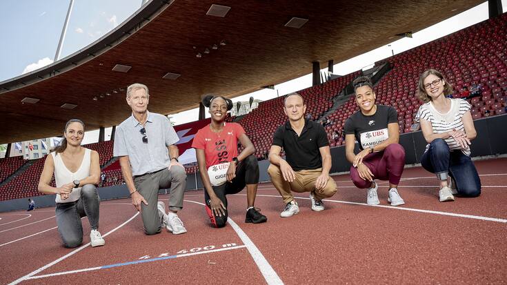 Schweizer Illustrierte Stammtisch im Letzigrund in Zuerich, mit Mujinga Kambundji, Yasmin Giger. Stefan Stotz Regionaldirektor UBS ZuÌrich, Sarah van Berkel Moderatorin, Claudia Rebsamen SI Leserin und Stephan Zulauf SI Leser. Bild Â© Remo Naegeli