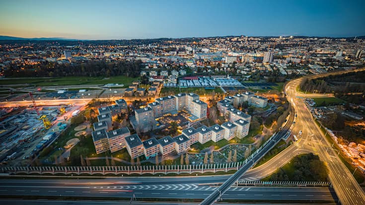 Le quartier lausannois populaire de la Bourdonnette, photographié à la tombée de la nuit: 31 immeubles pour 493 appartements, au bord de l’autoroute sortie sud et à un jet de pierre du bord du lac.
