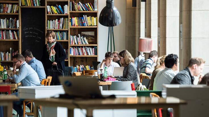 Blick in ein offenes Buero der Swisscom waehrend der Lancierung der "Smart Work-Initiative" zu flexiblen Arbeitsformen, am Dienstag, 9. Juni 2015, in Bern. (KEYSTONE/Peter Schneider)