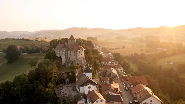 Le très beau bourg médiéval de Rue et son château du XIIe siècle