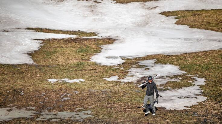 Le 6 janvier, Senna, un jeune Néerlandais en vacances aux Crosets (VS), préfère enlever ses lattes et les porter sur son épaule. Ce jour-là, environ un tiers seulement des pistes du domaine des Portes du Soleil sont ouvertes.