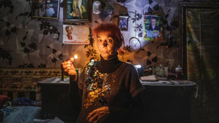 Dans son salon plongé dans le noir, Olga n’a pas le cœur à la fête. «Mais on doit faire plaisir aux enfants, c’est important qu’ils connaissent les traditions.»