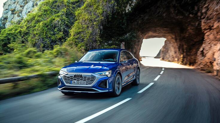 LʼAudi e-tron, désormais baptisé Q8 e-tron, est, pour cette deuxième mouture, surtout modifiée pour ce qui ne se voit pas; peu de changements extérieurs donc.