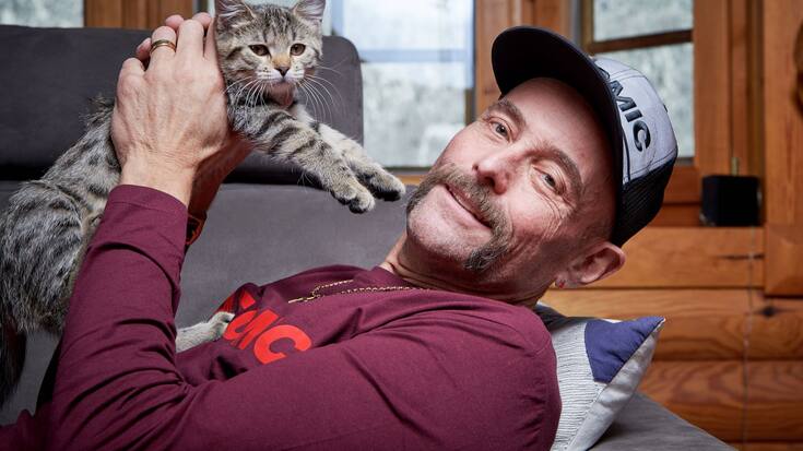 William Besse avec un chaton