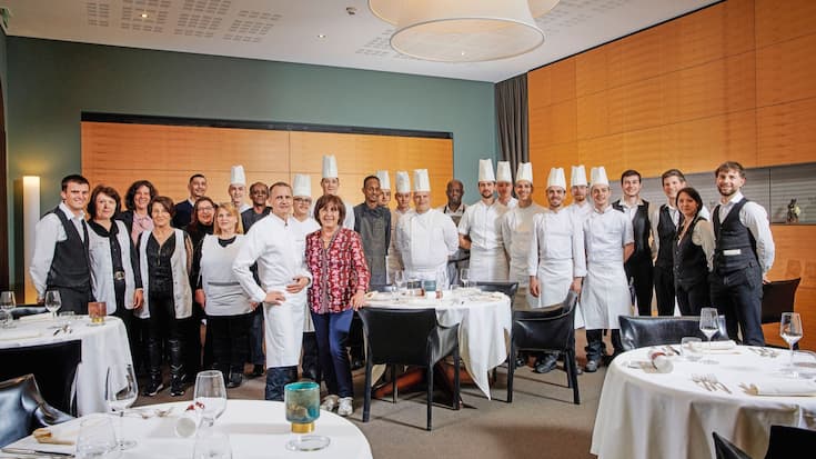 Photo de famille du 21 avril 2023: ce portrait de groupe est historique! Quelques minutes avant le début du dernier service au Terminus, il rassemble les brigades de service, de cuisine et d’administration autour de Didier et Carmelina de Courten.