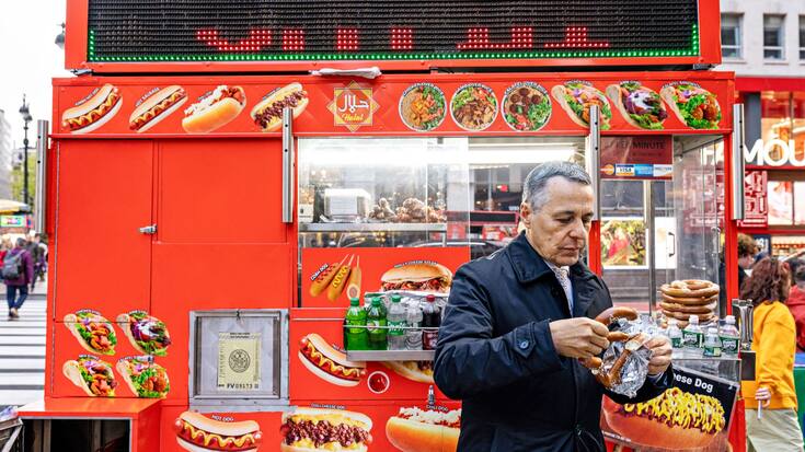 Ignazio Cassis à New York prenant un bretzel.