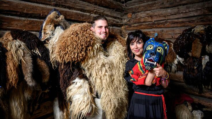 Des créatures effrayantes: Dany Métrailler a revêtu des peaux de bêtes, Manuella Maury tient un masque de bois peint. Le carnaval d’Evolène débute le 6 janvier et, jusqu’à Mardi Gras, des monstres fantastiques sortent chaque week-end dans les rues.