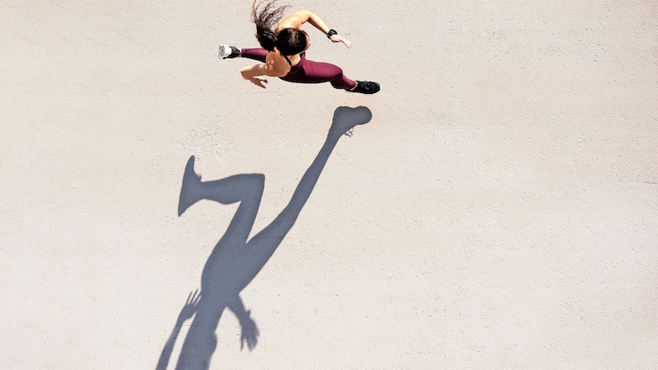 femme faisant de la course à pied